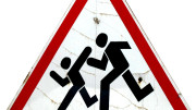 En varningsskylt med barn på väg till skolan
