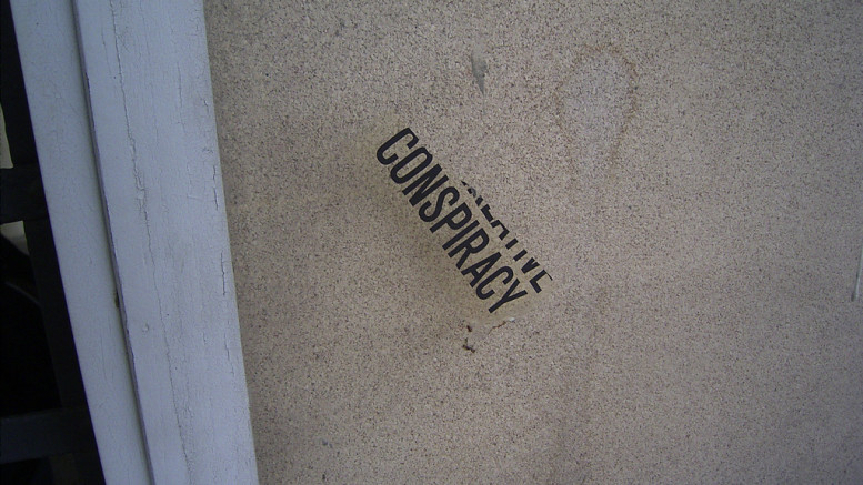 Någon har skrivit "conspiracy" på en husvägg
